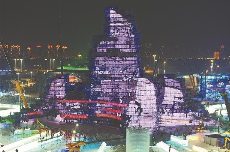 冰雪大世界主塔“冰灯启梦”封顶
