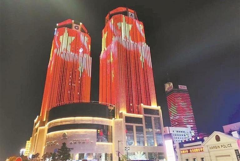 精修亮化设施点亮节日夜景

